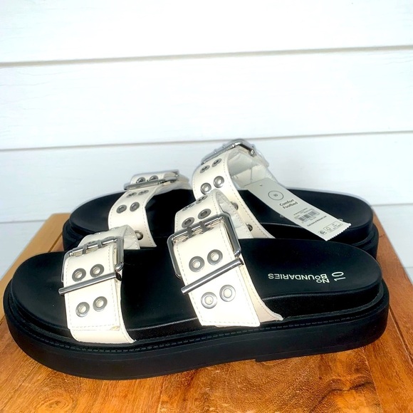 Women’s NWT No Boundaries Black and White buckle Sandals - Picture 4 of 4